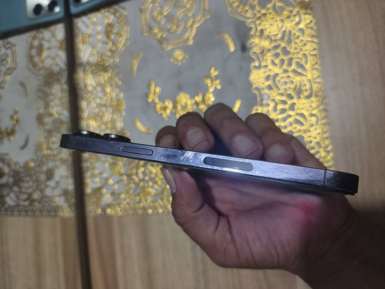إيفون ١٤ برو ماكس مراوس فقط 
شعدك نزل مبدل شاشه وسط فول لمس
كاملة مرات تشتغل مرات تفصل 
مبدل بطاريه اصليه فيس أيدي واكف
ذاكرة ٢٥٦  مراوس فقط شعدك نزل 
***********
