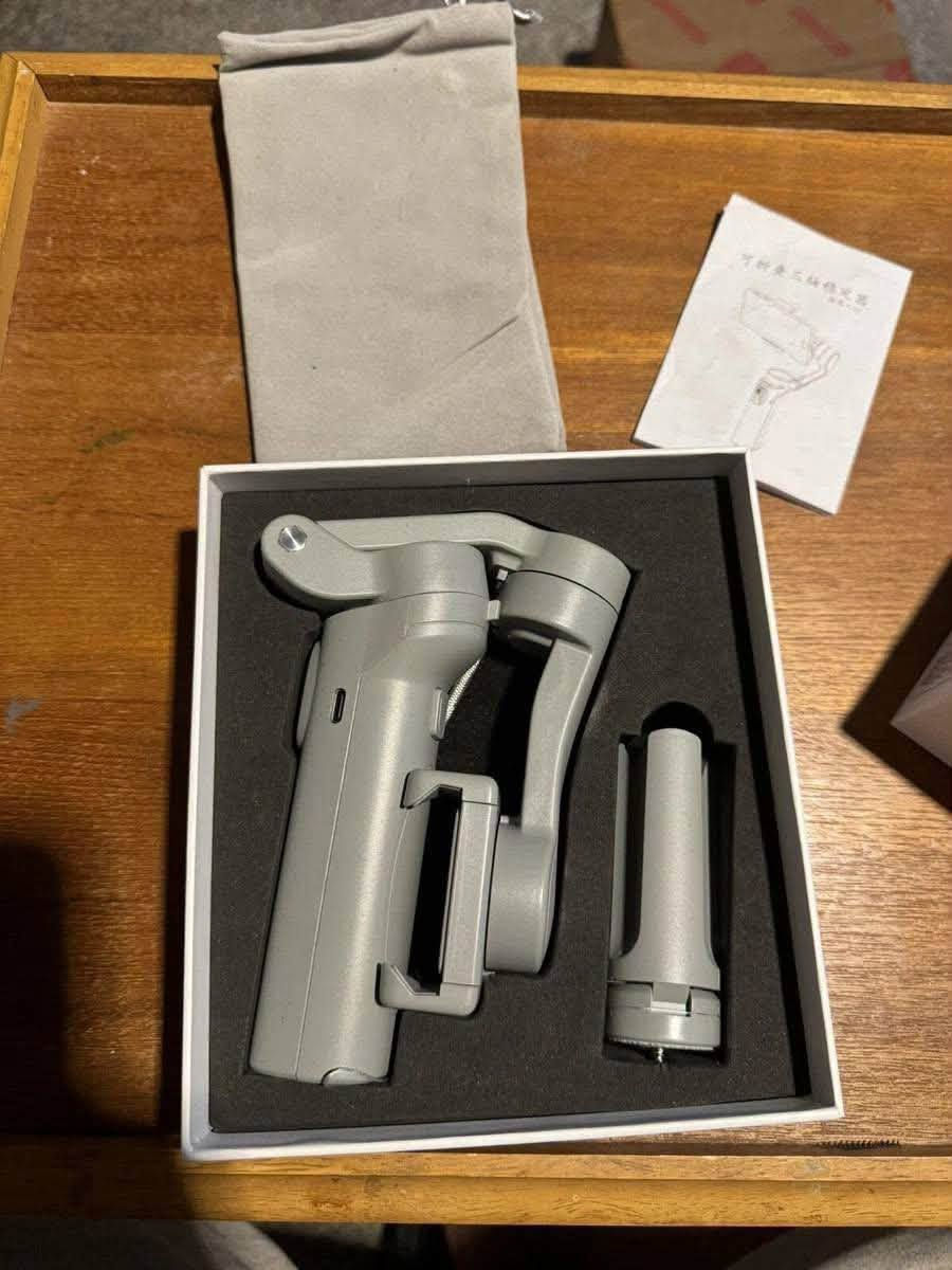 F5 3-Axis Foldable Gimbal، مانع اهتزاز (ستاند ذكي متحرك) للهواتف الذكية ومخصص لتصوير الفيديوهات بشكل ناعم واحترافي بدون اهتزاز.
 أهم مواصفاته:
 محاور التثبيت (3-Axis): يحتوي على 3 محاور للحركة (الالتفاف، الإمالة، والتدوير) لضمان ثبات الفيديو تماماً حتى أثناء المشي أو الجري.
 قابل للطي (Foldable): تصميمه مرن بحيث يمكنك طيه ليصبح بحجم صغير يسهل حمله في الحقيبة أو الجيب.
 تتبع الوجه (Face Tracking): ميزة ذكية عبر التطبيق الخاص به تتيح للكاميرا اللحاق بوجهك وتتبع حركتك تلقائياً أثناء التصوير.
 خاصية التقريب (Zoom Function): يحتوي على أزرار أو عجلة للتحكم بالزوم (التكبير والتصغير) مباشرة من مقبض الستاند دون الحاجة للمس الشاشة.
 التصوير الفاصل المتاح (Time-lapse): يدعم أوضاع تصوير احترافية مثل التايم لابس والـ Motionlapse (تصوير مرور الوقت مع حركة الكاميرا).

السعر 100 وبيه مجال اهل التصوير يفيدكم جايتكم المشايه


**إذا كنت صاحب هذا الإعلان وتريد حذفه لأي سبب، رجاءا أرسل رسالة إلى الدعم الفني**