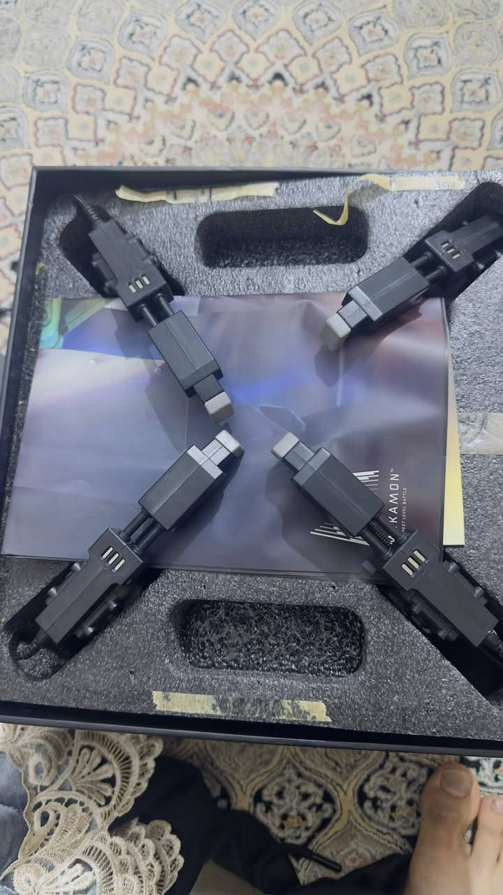 ميكامون)، وهو روبوت متطور يدمج بين العالم الحقيقي والواقع المعزز (AR)، من إنتاج شركة Reach Robotics. هو ليس مجرد لعبة عادية، بل يعتبر "روبوت قتال" ذكي.
إليك أهم مواصفاته ومميزاته بناءً على ما يظهر في الصور:
1. طريقة اللعب
• الواقع المعزز (AR): يمكنك استخدام هاتفك لرؤية أعداء افتراضيين في غرفتك ومحاربتهم باستخدام الروبوت.
• قتال الروبوتات: إذا كان لدى صديقك روبوت آخر، يمكنكما القتال وجهاً لوجه في عالم حقيقي.
• التحكم: يتم التحكم به بالكامل عبر تطبيق على الهاتف الذكي (iOS أو Android).
2. المواصفات التقنية (كما في المخطط بالصورة الأولى)
• التصميم: يمتلك 4 أرجل تتحرك بمرونة عالية (ثلاث درجات من الحرية لكل رجل)، مما يسمح له بالمشي، الدوران، وحتى أداء حركات تعبيرية.
• الهيكل (Chassis): مصنوع من مواد قوية وخفيفة الوزن لتحمل الصدمات أثناء القتال.
• الدروع والأسلحة: يتميز بنظام "الوحدات" (Modular)، أي يمكنك نزع وتركيب الدروع والأسلحة (المستشعرات) لتغيير قدراته.
• المستشعرات: مزود بمستشعرات تحت حمراء (Infrared) لاكتشاف الروبوتات الأخرى وتحديد الإصابات.
3. مميزات إضافية
• التخصيص: يمكنك ترقية مستوى الروبوت الخاص بك وفتح قدرات جديدة من خلال التطبيق.
• الحركة: يتميز بحركة "عضوية" تشبه الكائنات الحية،


**إذا كنت صاحب هذا الإعلان وتريد حذفه لأي سبب، رجاءا أرسل رسالة إلى الدعم الفني**