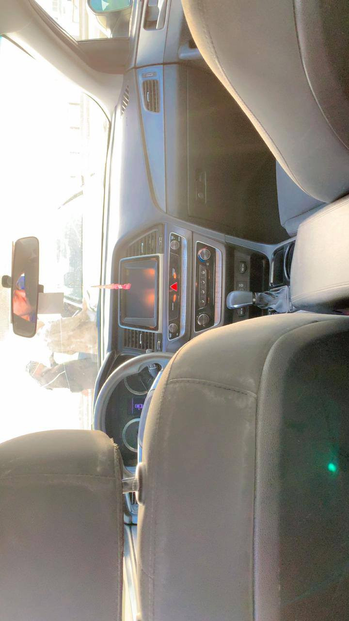 السلام عليكم سوناتا موديل ٢٠١٩ رقم ميسان حره تحويل حادث جاملغ أمامي فقط كير محرك حداده طخم تاير كله جديد سياره احله من الصور شاشه كاميرا حساسات  السعر 128 الاتصال ***********
