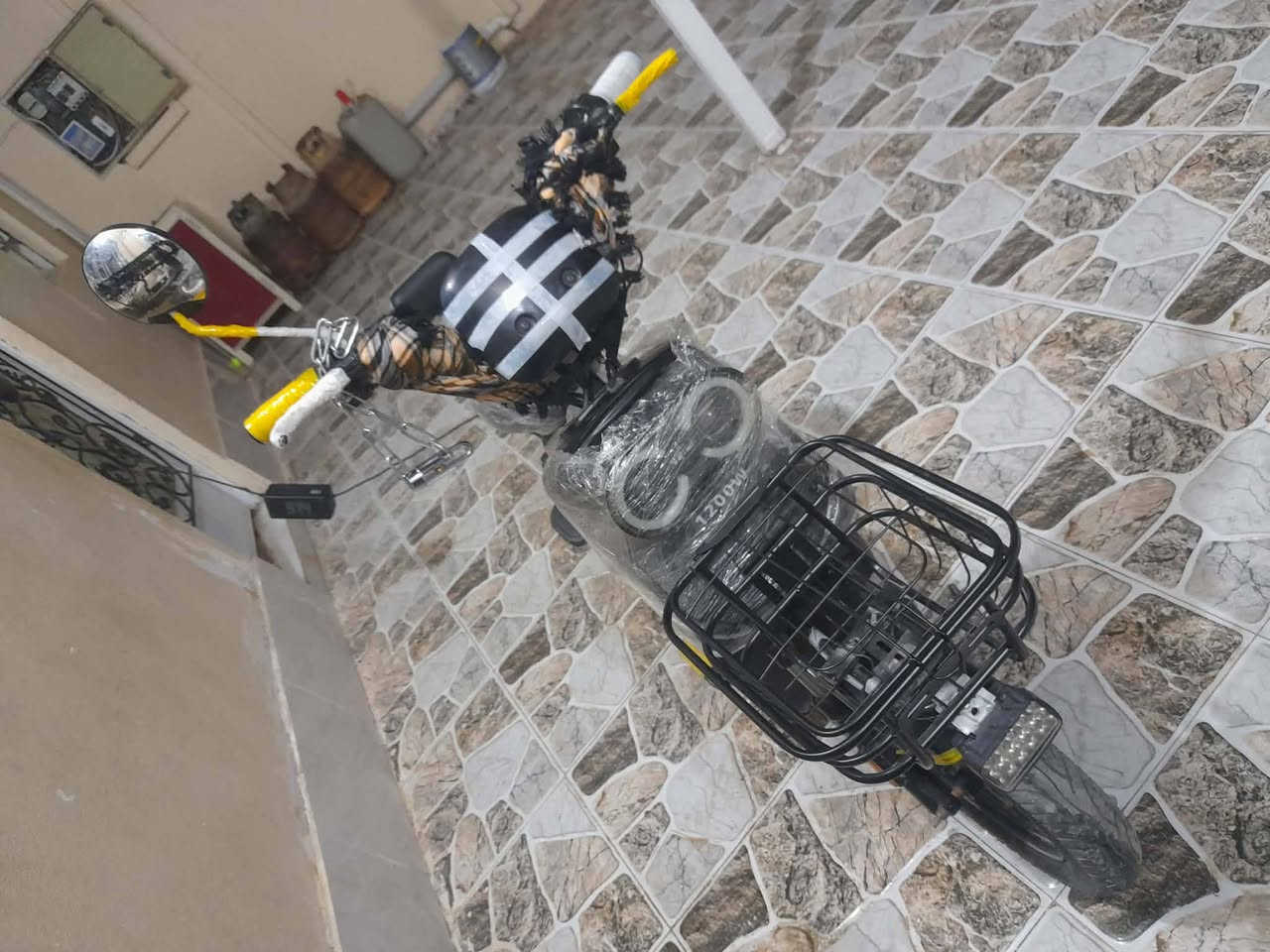 السلام عليكم دراجه شحن لبيع موديل 2024 نطيفه بطاريات نضاف لان مستعجل عليه سعرر 225وبي مجال حك جيه  لاتصال ***********
