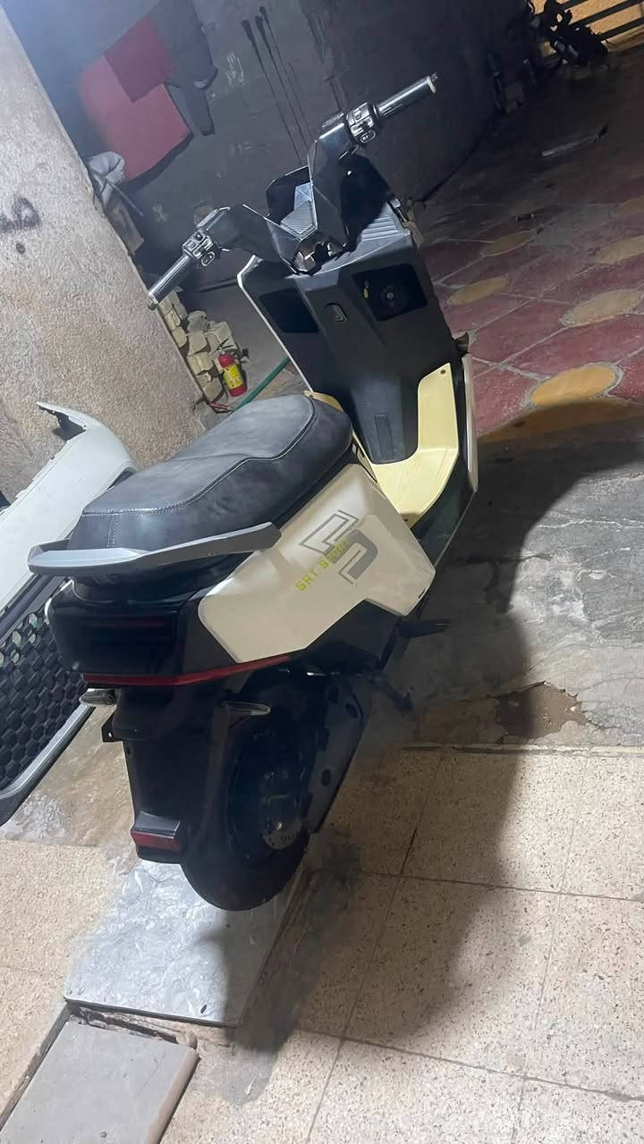 السلام عليكم دراجه شحن كارينه بيه هذا الكسر ونقص بطاريات فقط بيه سويجين وبصمات 2 وشاحنه جديده بس صار بيه هذا الحادث وانتركت والبطاريه وكفن فقط مكاني بغداد الغزاليه *********** بيع او مراوس السعر 250 وبيه مجال
