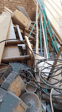 للبيع سندويج متعدد الامتار و باب خشب اصلية كاملة  و شباك ثكيل و باب حد...