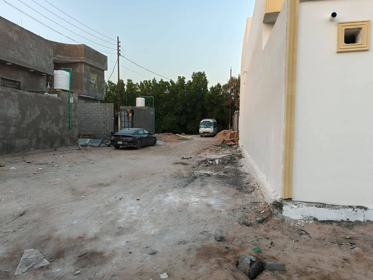 السلام عليكم واسعد الله اوقاتكم

يتوفر بيت للبيع  
#طابو ملك صرف زراعي عراقي وكاله ونسخه من الطابو  ولملاك موجود حي يرزق

مساحة البناء 200م
 
 بيت الركن 
يحتوي البيت على 
3 غرف  5×4
ديوان 8×4
مطبخ 5×4
هول 3×5
صاله 8×5
صحيات داخلي وخارجي
كراج سياره
وحديقه مرتبه 
 البيت بي مساحه ترك 
#البناءجديد 2026 درجه اولى وجاهز من كلشي  منطقه هدوئ ومتوفر بيها جميع  
 الخدمات ماء كهرباء مدارس قريبه مستوصف سوك كافة الخدمات متوفره
البيت فارق وجاهز للسكن 
البيت يقع على شارع 10م  اناره الشارع كله

#العنوان : بصره ابي الخصيب كوت ثويني ////   قريب على صيدلية كوت ثويني //
البيت يبعد عن الشارع كوت ثويني التبليط100م 

( السعر  135  وبي مجال )
***********
