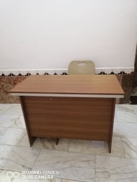 ميز قراءة • للبيع
