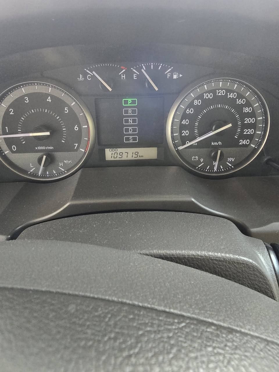 السلام عليكم للبيع لاندكروز 2015 جديده حيل مكفوله كفاله عامه عدا رصعه كولش بسيطه سحبتها pdr السياره حتى دعاميتها اصليه مكفوله ماشيه 100 الف مثل ما موضح بالصور السياره 6سلندر GXR فتحه وبصمه وكراسي كهرباء وجلد وشاشه ومواصفات الاندكروز المعروفه رايدها ب41000 یعني اربع شدات وعشر ورقات وبيها مجال بسيط للشراي للاستفسار الاتصال ***********
