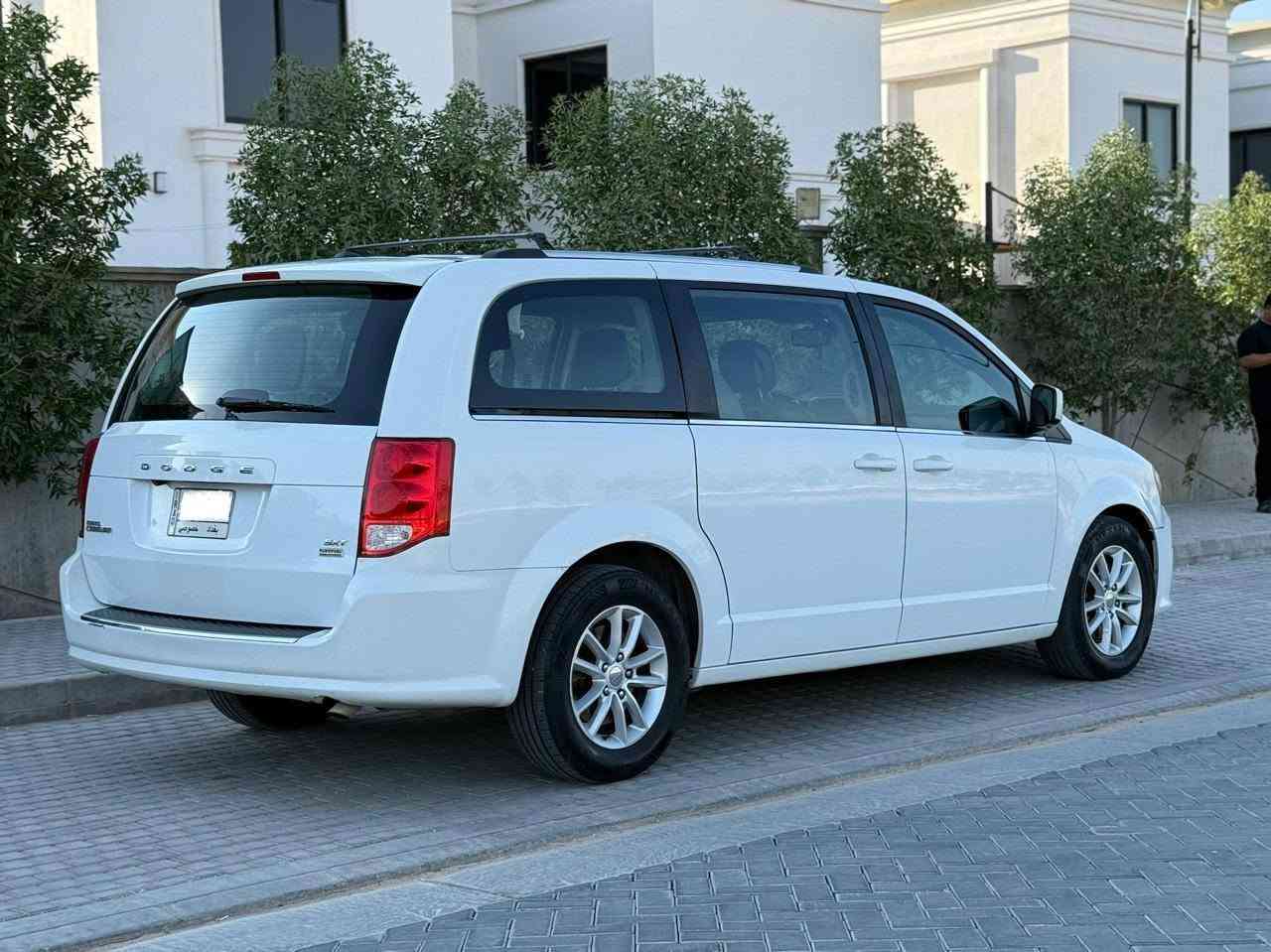 (بيع فقط )دوج كرفان موديل 2019 وارد امريكي السعر 148 وبيها مجال مواصفات SXT فول بيبان كهربائية جنطه كهرباء 7 راكب 3 قطع تبريد شاشه كامره محرك 3600 تبريد ثلج حداديه على وضع الشركه ماشيه 60 حقيقي تخم تاير بل كارتون السياره استخدام شخصي رقم بغداد مشروع وطني حادثها چاملغ وبنيد وجاملغ  ملون والباقي كفاله عامه ضربه وصبغ وتبديل مكاني كربلاء المقدسه الاستفسار ***********
