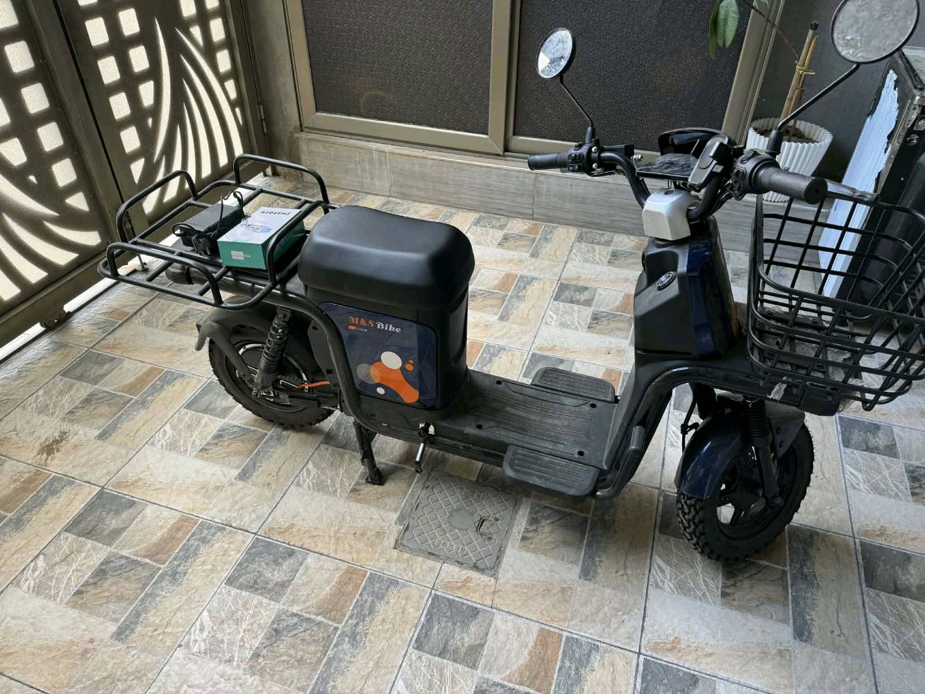 دراجة كهربائية من نوع M&S Bike بطاقة 1200 واط بحالة ممتازة. مثالية للاستخدام في المدينة مع سلة أمامية وخلفية لحمل الأغراض. التصميم مريح وآمن، مثالي للتنقل اليومي أو للذهاب إلى العمل.