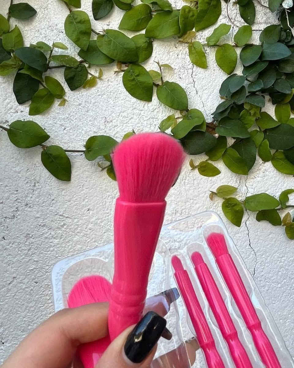 🌸فرش مكياج كيوت🌸
سيت فرشه مني رهيب من ماركة بودرة ديلوكس (الأصلية)🧸

🩷تمتاز هل فرش بشعيرات جدآ قويه وناعمه كللللش كوالتي كلش عالي
اها والحجم صغير ترهم بالجنطة و الطلعات المستعجلة 

🩷سيت فرشة مكياج…🌸
مجموعة من فرش المكياج رائعة لدمج المكياج بصورة طبيعية وسهلة مع لون فريد وجذاب
💞 شعر اصطناعي ناعم عالي الجودة ، يمكن أن يمنحك مكياجًا مثاليًا وخاليًا من العيوب. المقبض من البلاستيك المتين.

💞.استخدام متعدد  وسهل يتكون من مجموعة من الفرش 5 تشمل فرش العيون ، الباودر  ، الظل ، الشفاه وفرش الخدود ، 

💞اختيار هدية مثالي: مثالي للاستخدام الشخصي أو هدية مثالية لأي فرد من أفراد عائلتك أو أصدقائك.هدية حلوة وعملية 
#الاصلي
السعر 7 الاف 
🚘 يوجد خدمة توصيل لجميع محافظات العراق 🚘
#ترند #مكياج #تصويري


**إذا كنت صاحب هذا الإعلان وتريد حذفه لأي سبب، رجاءا أرسل رسالة إلى الدعم الفني**