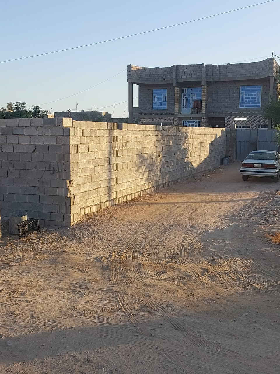 السلام عليكم /بيت للبيع مع قطعه ارض المساحه 1/150متر مساحت البناء 500 وكدامه قطعه ارض ع شارع اربعين وكدامه خدمي السعر 225 حبايب لموشراي ليعلق لاستفسار    ***********
