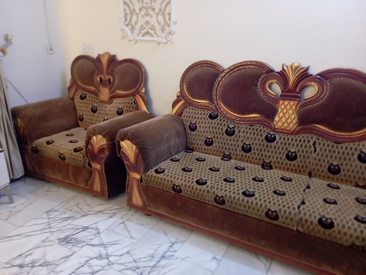 تخم للبيع نظيف جدا متكون من عشر مقاعد السعر 350تلفون***********
