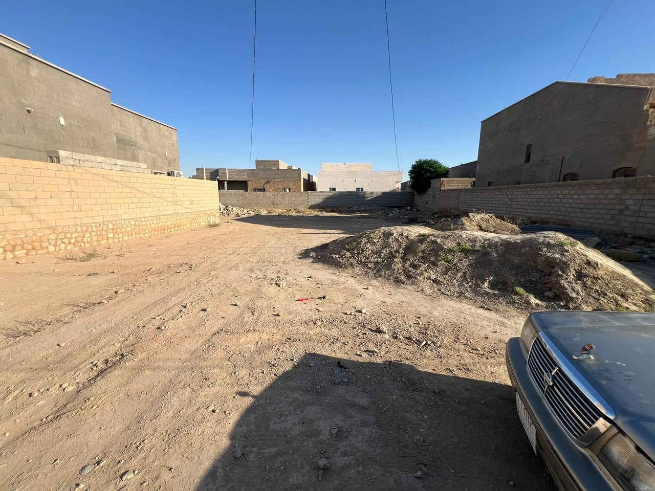 قطعه ارض للبيع في حي التنك بلقرب من الاذاعه مساحه اكثر من ٨٠٠ متر ع شارع العام رئيسي السعر واستفسار اتصل ع رقم ***********

