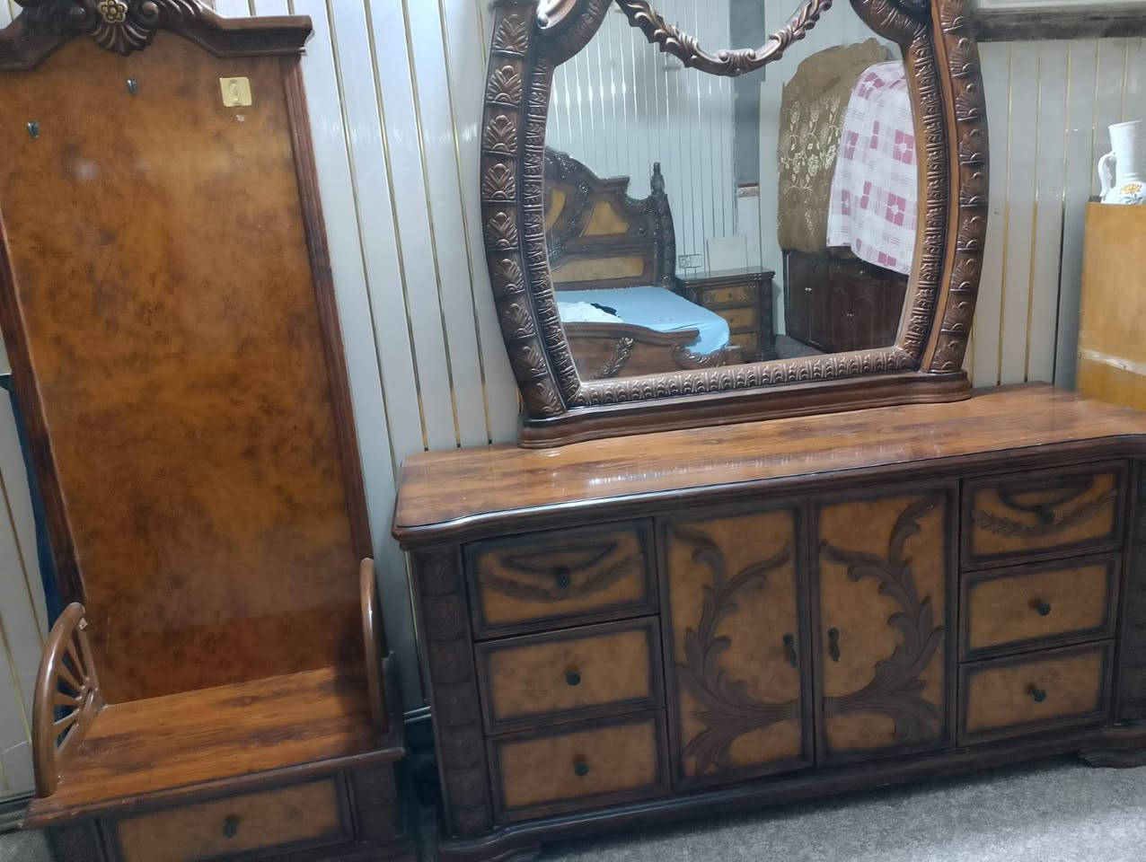 السلام عليكم غرفة HDF جدا نظيفه ٧ قطع السعر ٥٠٠ وبيها مجال حك الجيه المكان النواب الضباط شارع الكعبة ***********
