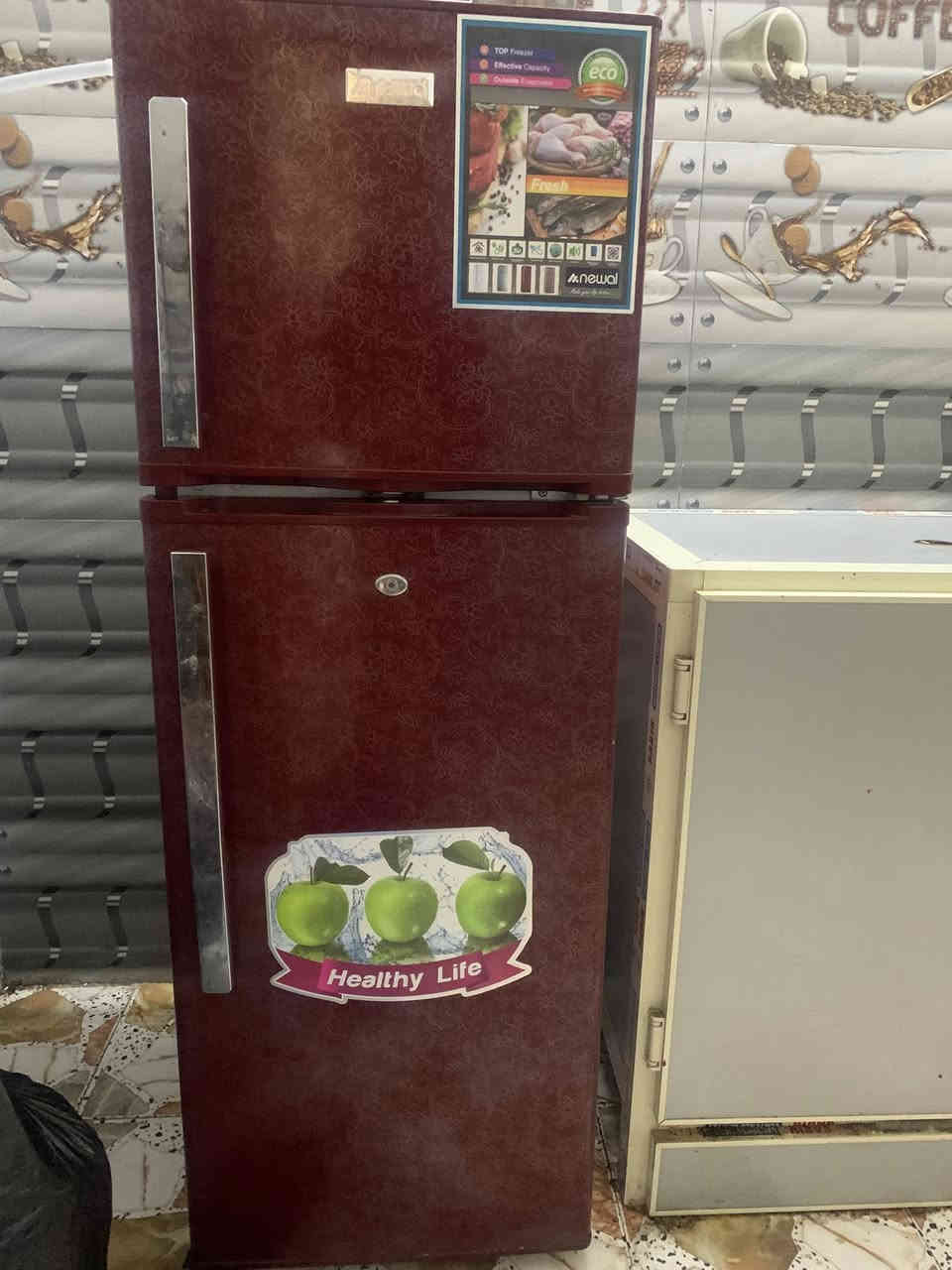 ثلاجة حجم وسط تبريدها ثلج ومنزل درجتها 
العام اشتريتها وهس عندي بالشقه غيرها ف للبيع السعر ١٥٠ 
رقمي واتساب *********** 
عنوان معملجي خلف كلية الصفوه
