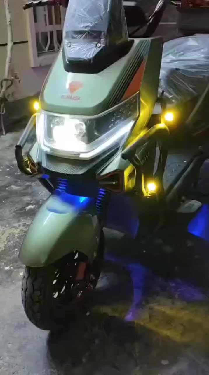 ،
سلام عليكم دراجه سكنس
ماسه نضيف  اخو جديد او كلشي عله فحص
سعره675 او بيه مجال بصيط
رقم ***********
