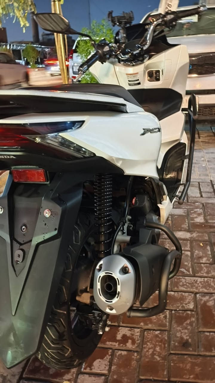 السلام عليكم و رحمة الله 
 PCX
الجيل الرابع ياباني kf  كفالة عامة من الضربة والصبغ والفتح 
ماشية 19 وشوية  
نازلة من بيت طارش وبعدها على وضعها 
مكاني بغداد الشعب .. سـعرها 30 ومجالها قليل 
***********
