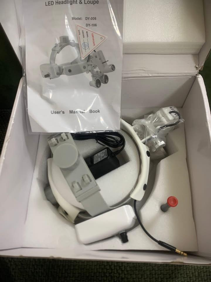 هذا الجهاز هو نظارات مكبرة مع إضاءة رأسية (Surgical Binocular Loupes with LED Headlight)، وهي أداة طبية وهندسية دقيقة تُستخدم لتكبير الرؤية وتوفير إضاءة مباشرة قوية في منطقة العمل.
بناءً على الصور المرفقة، إليك وصف مفصل لأجزاء الجهاز ووظائفه:
1. المكونات الرئيسية (Structure):
• العدسات المكبرة (Loupe): عدسات مزدوجة توفر تكبيراً بقوة 3.5X، وهي مصممة لتقليل إجهاد العين وتوفير تفاصيل دقيقة.
• مصدر الإضاءة (Light Source): مصباح LED مركزي يقع فوق العدسات مباشرة لضمان سقوط الضوء في نفس خط الرؤية.
• طوق الرأس (Headband): إطار قابل للتعديل يثبت الجهاز على الرأس بشكل مريح، مع وجود مقابض علوية وخلفية لتغيير المقاس (الطول والمحيط).
• البطارية (Battery): الجزء الخلفي أو الجانبي (كما في الصورة الأولى) يحتوي على بطارية قابلة للشحن، مع مفتاح للتحكم في شدة الإضاءة.
2. ميزات الضبط (Adjustment):
• المسافة بين الحدقتين (Interpupillary Adjustment): يمكن تحريك العدسات يميناً ويساراً لتناسب المسافة بين عينيك.
• زاوية الرؤية: يمكن إمالة العدسات للأعلى وللأسفل للتركيز على الشيء المراد فحصه.
• حجم بقعة الضوء (Dot for size of light): يتضح من الكتالوج وجود خاصية للتحكم في قطر الدائرة الضوئية.
3. الاستخدامات الشائعة:
• في الطب: يستخدمه أطباء الأسنان، وأطباء الجراحة العامة، وجراحة التجميل والعيون للعمليات التي تتطلب دقة عالية.
• في التقنية: صيانة اللوحات الإلكترونية الدقيقة وساعات اليد.
• في الحرف: صياغة الذهب والمجوهرات.
هل تحتاج إلى مساعدة في معرفة كيفية ضبط العدسات للحصول على أوضح رؤية؟
واتساب ***********
