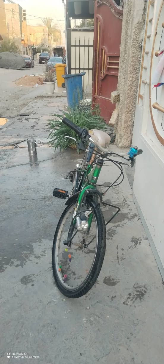 الدراجة الظاهرة في الصورة هي دراجة هوائية يابانية أصلية من إنتاج شركة باناسونيك (Panasonic Cycle Technology). [1]
الماركة: Panasonic.

رقم الموديل (品番): هو B-ZB262G.

الصناعة: مكتوب أسفل الملصق باللغة اليابانية (中国製)  لصالح شركة باناسونيك اليابانية. 

معلومات إضافية عن الدراجة:

هذا الموديل يأتي عادةً بنظام تروس (كير) من شركة Shimano الشهيرة وبأحجام إطارات مختلفة (غالباً حجم 26)، وتُعرف هذه الدراجات بمتانتها العالية وقدرتها على تحمل الاستخدام اليومي الطويل

الدراجة الظاهرة في الصورة هي دراجة هوائية يابانية أصلية من إنتاج شركة باناسونيك (Panasonic Cycle Technology). [1]

السعر 85000

بغداد الشعب


**إذا كنت صاحب هذا الإعلان وتريد حذفه لأي سبب، رجاءا أرسل رسالة إلى الدعم الفني**