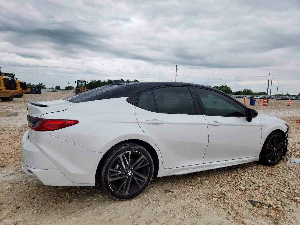 � للبيع | Toyota Camry Hybrid XSE 2025 🇺🇸 وارد أمريكا
للبيع كامري موديل 2025 فئة XSE Hybrid (أعلى فئة رياضية)، وارد أمريكي، سيارة تجمع بين الفخامة، الأداء الرياضي، والاقتصاد العالي بالوقود.

✨ المواصفات:
✅ محرك 2.5 لتر هايبرد اقتصادي وقوي.
✅ ناقل حركة E-CVT.
✅ فتحة سقف بانورامية.
✅ داخلية جلد أحمر رياضية (Cockpit أحمر مميز).
✅ شاشة كبيرة تدعم Apple CarPlay وAndroid Auto.
✅ عدادات رقمية.
✅ تشغيل بصمة ودخول ذكي (Smart Key).
✅ مقاعد كهربائية.
✅ مثبت سرعة راداري (Radar Cruise Control).
✅ نظام المحافظة على المسار (Lane Assist).
✅ نظام التحذير قبل الاصطدام مع الكبح التلقائي.
✅ مراقبة النقطة العمياء.
✅ حساسات أمامية وخلفية.
✅ كاميرا خلفية.
✅ إضاءة LED كاملة.
✅ جنوط رياضية XSE قياس 19 إنش.
✅ سقف أسود بلونين (Two Tone).
✅ عادم رياضي مزدوج.
✅ مكيف أوتوماتيك مزدوج.

🚗 السيارة نظيفة جدًا من الداخل والخارج، وكل شيء يعمل بصورة ممتازة. ممشى السيارة 57 الف كيلو وليس ميل 

📌 وارد أمريكي، والحادث كان في المقدمة وتم توضيحه بالصور الأصلية قبل التصليح بكل شفافية.

التواصل مع الصفحة او على الرقم ***********
ملاحظة السنوية جديدة باسمي تحويل مباشر 
مكان السيارة بغداد البلديات

💰 السعر: 265 وبيها مجال
