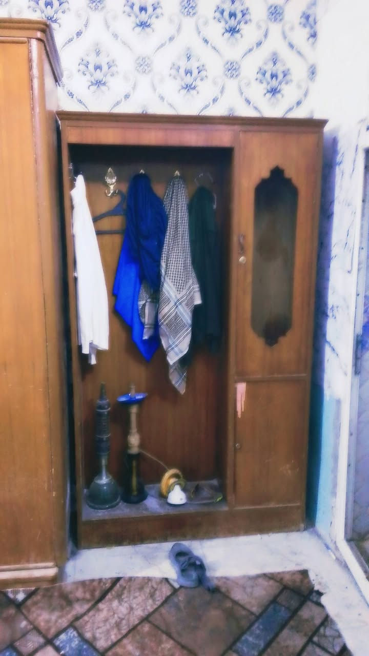 غرفه للبيع بس تعبانه ابيع هل موجود قيم واخذ ***********
