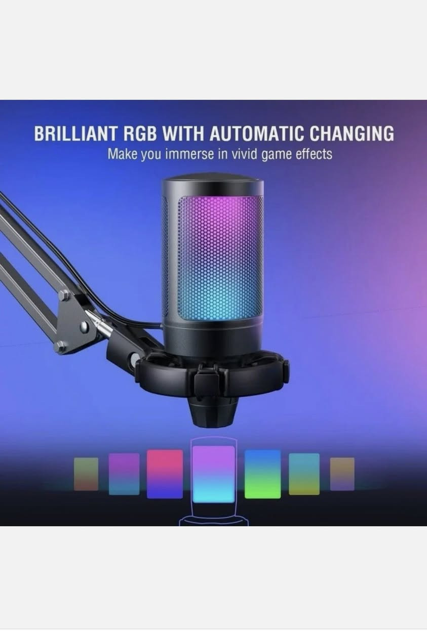 هذا المنتج هو Fifine AmpliGame A6T USB Gaming Microphone Kit.
إليك أهم مواصفاته ومميزاته:
نوع الميكروفون: ميكروفون مكثف (Condenser) بوصلة USB للتوصيل والتشغيل المباشر. 
الإضاءة: يتميز بإضاءة RGB متغيرة تلقائياً. 
التحكم: يحتوي على زر كتم صوت يعمل باللمس في الأعلى، ومقبض للتحكم في مستوى الصوت في الأسفل. 
الملحقات: يأتي مع ذراع حامل للميكروفون (Boom Arm Stand)، وفلتر بوب (Pop Filter) لتقليل الضوضاء، وحامل صدمات (Shock Mount). 
التوافق: متوافق مع أجهزة الكمبيوتر (PC)، أجهزة الماك (Mac)، وأجهزة بلايستيشن 4/5.


**إذا كنت صاحب هذا الإعلان وتريد حذفه لأي سبب، رجاءا أرسل رسالة إلى الدعم الفني**