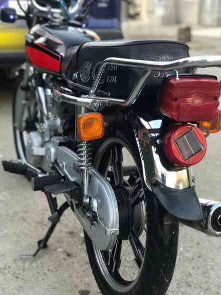 السلام عليكم (للبيع فقط)
دراجة سيفان يراني مديل (21) اوراق أصولية وياهة دراجة اي شي ماناقصه كهربائيات كلها شغاله ومحرك مامفتوح جيب فيتر وفحص دراجة مكفوله من كلشي تخم داير جوبلس هندي درجة اولئ 
دراجة مال بيع لحد يكسر بسعر 
رايدها ٤٥٠ ))
مكلف بنشر صاحب دراجة هـ***********
