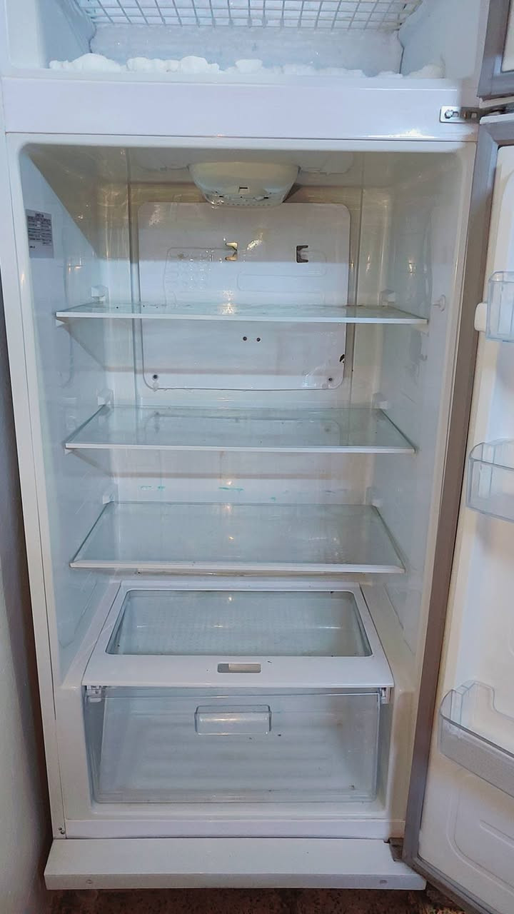 للبيع ثلاجه نظيف جدا كلو شرط حجم كبير سعر260 دهوك***********
