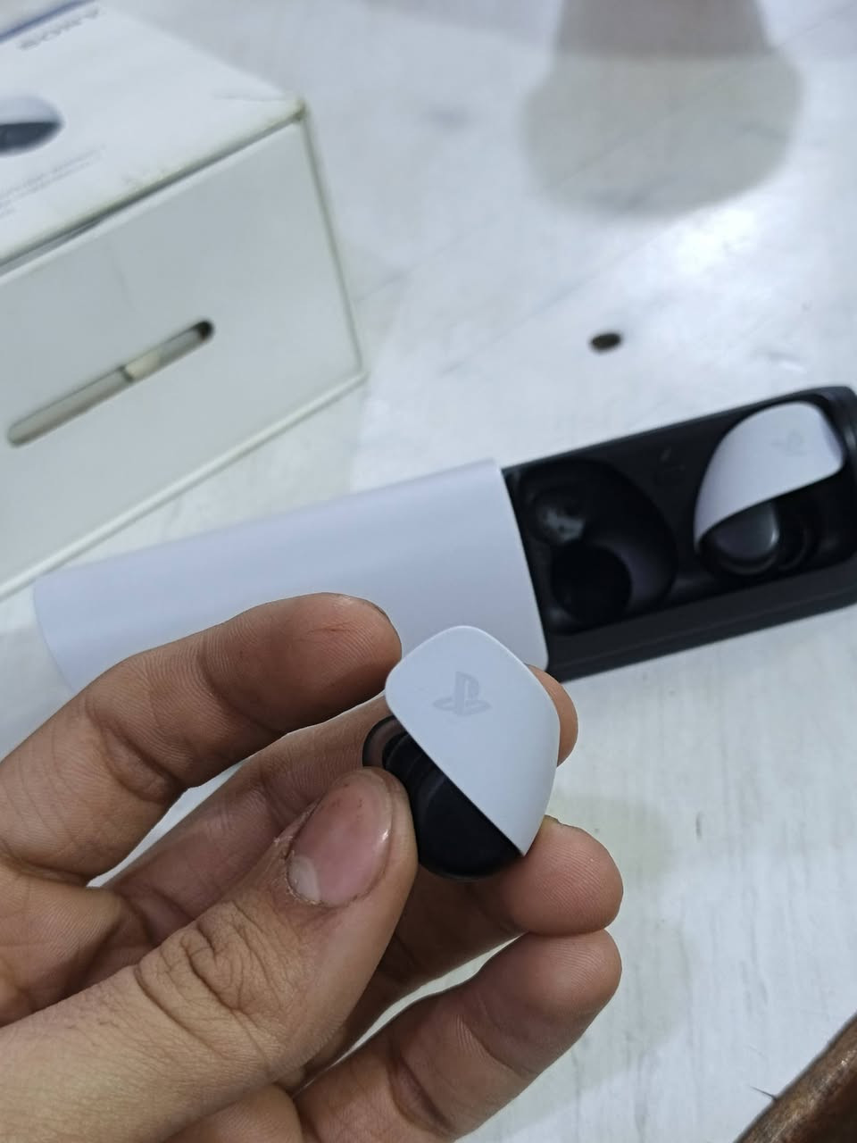 سماعات بلي فايف ايربود
السماعات شخط واحد مابيهن صوتهن كلش واضح 
بس كارتونتهن تعبانه وغراضهن كاملات 
سعره 130 الف للتواصل واتساب ***********
