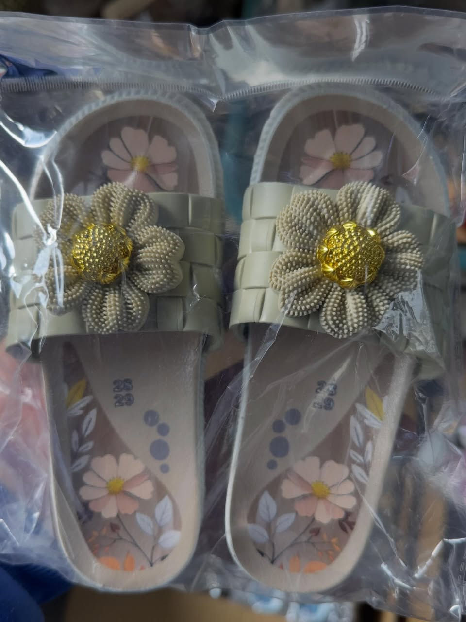 تشكيلة شحاطات نسائية و بناتيه و اطفال من قياس ٢٥ إلى قياس ٤٠
العنوان :موصل حي الصديق شارع البان 
شلاوي
يتوفر توصيل داخل الموصل و جميع المحافظات
للاستفسار مراسلة الصفحة أو الاتصال على الرقم ***********
