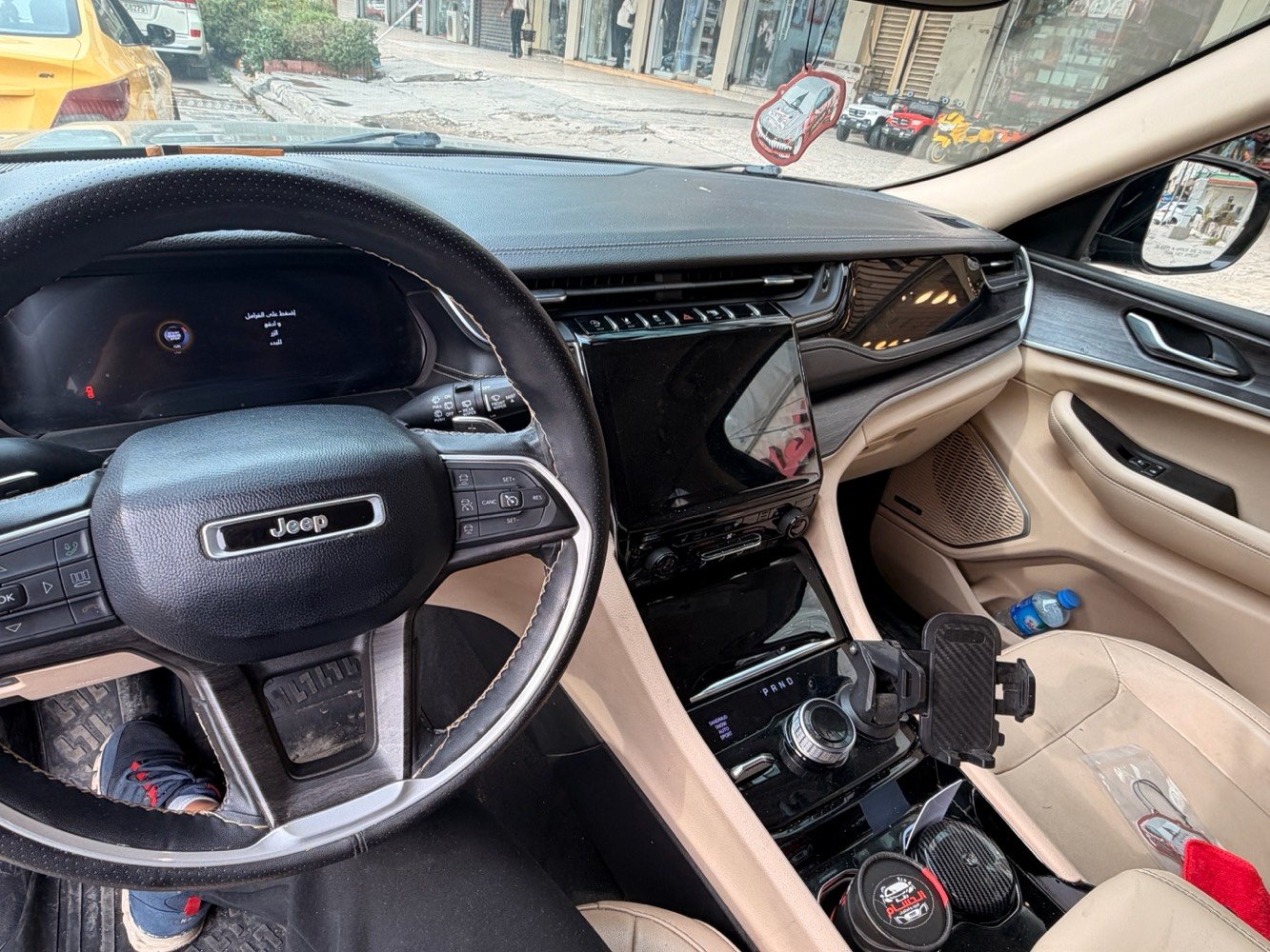 جيب شيروكي أسود، موديل جديد بحالة ممتازة. السيارة مزوّدة بتصميم داخلي مريح وأنيق، مع شاشات عرض خلفية وأنظمة ترفيه متقدمة. مثالية للعائلة والرحلات. متوفرة للمعاينة في أي وقت داخل بغداد.