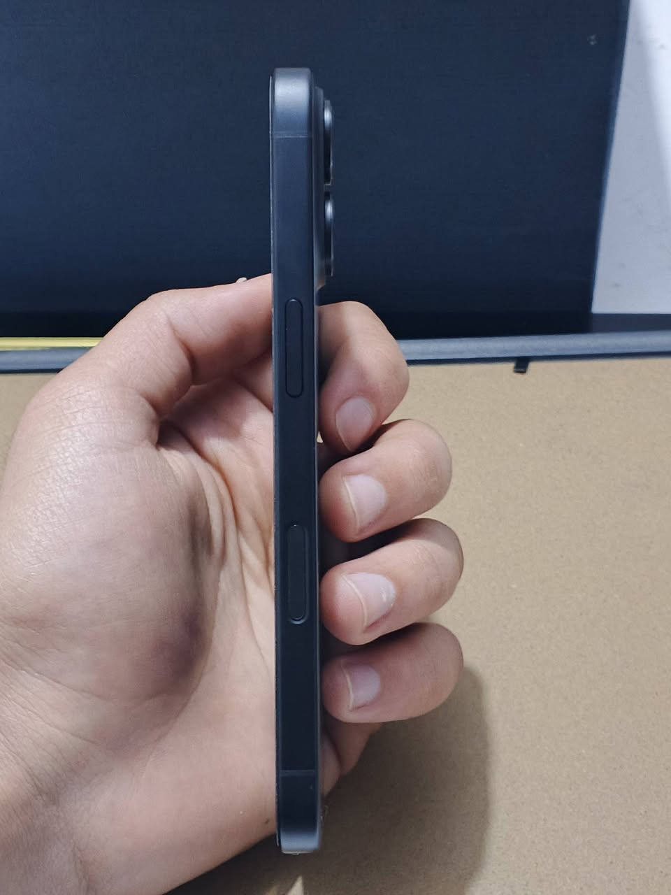 ايفون 16 الايفون بعده بحالته الوكاله هل تشوف عينك من بطاريه إلى  الشاصي .
نسخة الشرق الأوسط 

بطاريه 100٪ ما معلايه شرط الفحص 
سعه التخزينيه 128
وكذلك الجهاز تحت ضمان الوكاله 

يجي ويه : 

1- شاحنه بيه ضمان سنه من اي ستور 30w
2- كفر شامو 
3- اقوى واحسن لاصق شاشه بالسوق
4- كارتون الجهاز .

مكاني بالتنومه رقم الهاتف *********** فقط واتس 

سعر الجهاز : 950
