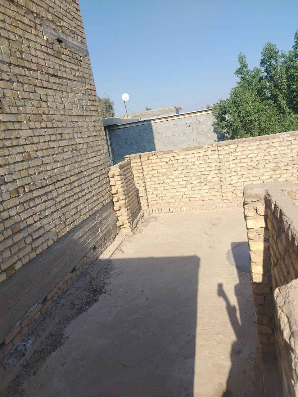 بيت للبيع مساحه ٩٠ م يم حسينيه محمد داود خلف المحلات مباشرآ  يبعد عن شارع ٥٠ م معروض ٢٧ وبي مجال ***********
