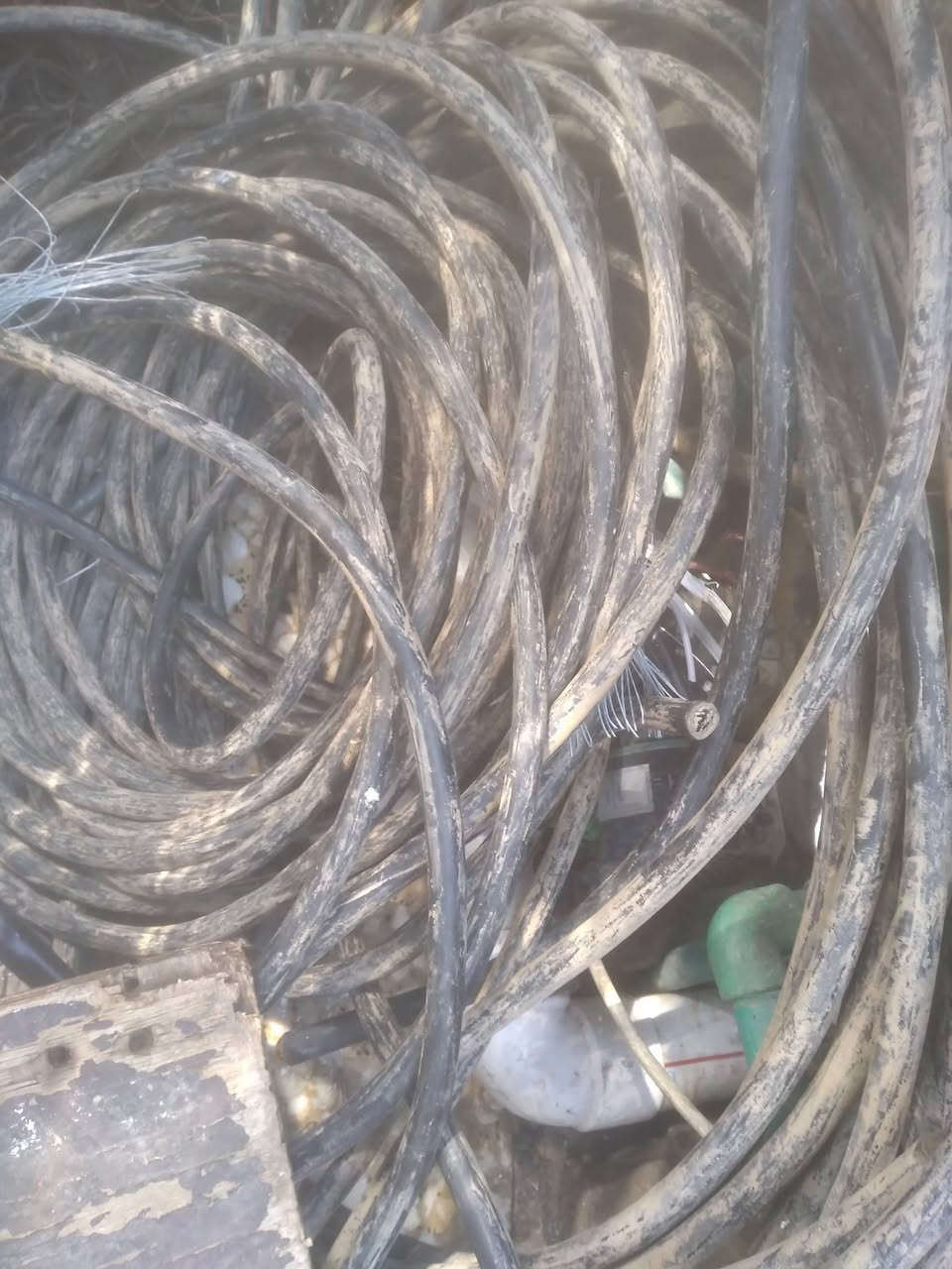 كيبل ثلاث خطوط سعر المتر ٣٠٠٠
مسلح وكيبل خطين مسلح سعر المتر ٢٠٠٠ 
للتواصل خاص بغداد 
او على الرقم ***********
