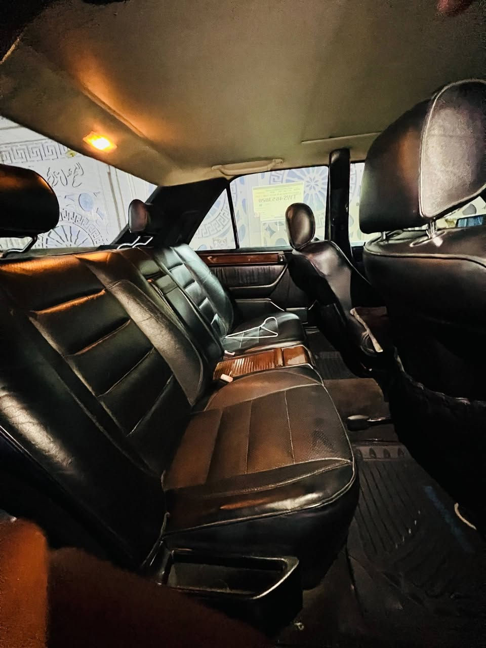 البيع سيارة مارسدس دب 300 ابلادي غرف جلد 
السيارة مصبوغه عام الجماليه موديل 90
كشنات منفصل امامي وخلفي
تخم داير جديد 
سنويه ابمسي 
السعر 80 وبيه مجال 
***********
