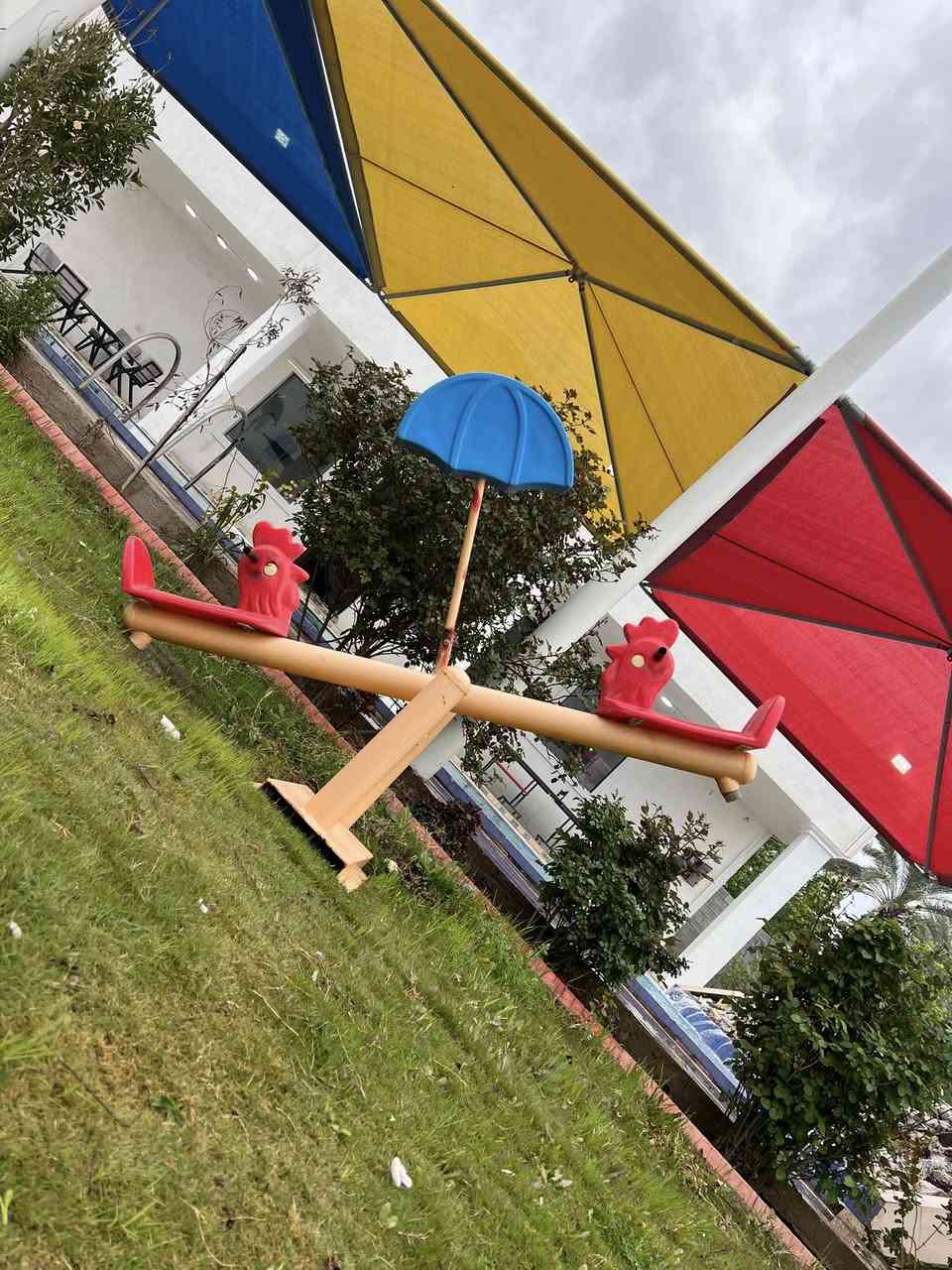 منتجع البياتي السياحي 
حجوزات العيد بلشت 😁
*********** 
حديقه كبيره 
طائره 🤽‍♂️
صاله كبيره🛋️ 
بليارد 🎱
منضده 
فيشه 
العاب أطفال🧸🎠🎢 
بستان مزروع🏝️ 
غرفت نوم 🛏️
مطبخ 🚪
باربكيو
حض سباحه كبير🏊‍♂️ 
حض سباحه اطفال🏊‍♀️
العنوان قضاء بلد
