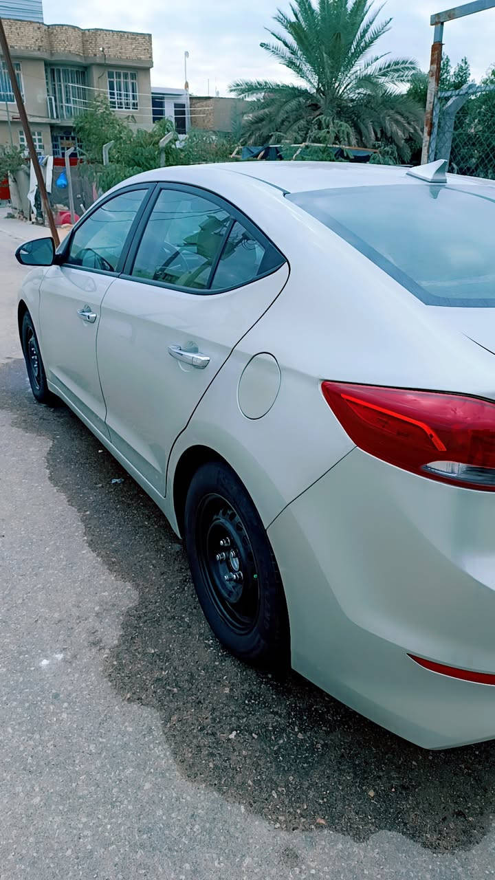 سلام عليكم
النترا امريكي 17 
122وبيه مجال مكاني نجف 
مكينه وكير وحداديه وتبريد تمام
رقم اربيل سنويه ل30
ولهزه جديده بشهر 9 وباقي تفاصيل بل فيدو
***********
