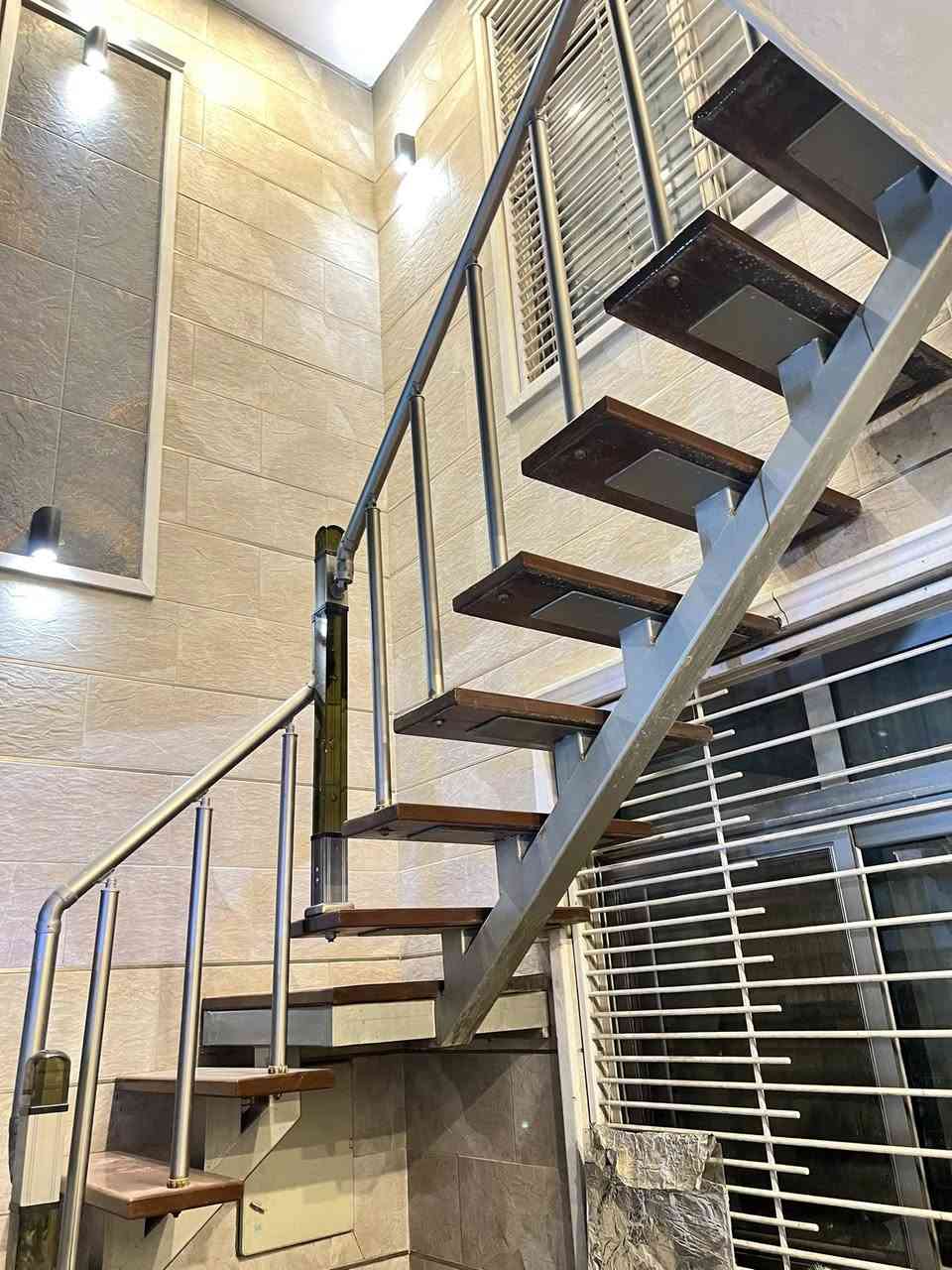 درج منزلي درجه اولى يصلح ان يكون في داخل المنزل وخارجه…مواصفاته حديد البايات مغلفه بالخشب مقاومه للامطار الابعاد
ارتفاع عن الارض335سم
عرض البايه85سم عباره عن ثلاث قطع
1.الصاعد(الشاطح)
2.الوسط
3.النازل
موضح بالصور..السعر مليونين دينار
للاستفسار*********** واتساب
العنوان الشالجيه قرب جسر14رمضان
