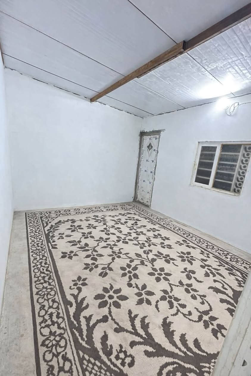🏡 بيت للبيع

📏 المساحة: 100 متر
📐 العرض: 6 أمتار

🏡 التفاصيل الداخلية:

• غرفة نوم: 6 × 4.5 م
• استقبال: 4 × 4 م
• صالة ومطبخ كبير جداً (مفتوحان على بعض بتصميم عصري)
• حمّامان (واحد داخلي وواحد خارجي)
• الساحة المكشوفة بالكامل سيراميك
• غرفة إضافية في الطابق العلوي

✨ المواصفات:

• أرضية سيراميك ومرمر
• مطبخ أوروبي مفتوح على الصالة
• كهرباء، ماء، ومجاري درجة أولى
• صب كونكريت (السقف كونكريت)
• السطح ملبوخ بالكامل ومزوّد بوشتايكر
• البيت نظيف جداً وجاهز للسكن

السعر 38 مليون وبي مجال 
للتواصل على الرقم  ***********
