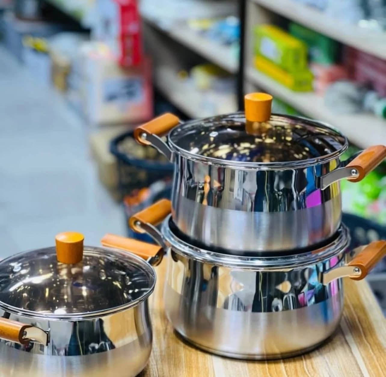 � سيت قدور استيل فاخر بأغطية باللون العسلي ✨🍯

اجمعي بين المتانة والأناقة مع هذا الطقم العصري:
🔹 قدور ستانلس ستيل عالية الجودة
🔹 أغطية زجاجية باللون العسلي تعطي لمسة فخامة مميزة
🔹 يدات خشبية أنيقة مقاومة للحرارة وتضفي طابع دافئ
🔹 تصميم عملي مناسب لكل أنواع الطبخ

💎 مثالي لمطبخ عصري أنيق – ويصلح كهدية فاخرة 🎁

📍 متوفر الآن – الكمية محدودة
📲 للطلب راسلونا خاص


**إذا كنت صاحب هذا الإعلان وتريد حذفه لأي سبب، رجاءا أرسل رسالة إلى الدعم الفني**