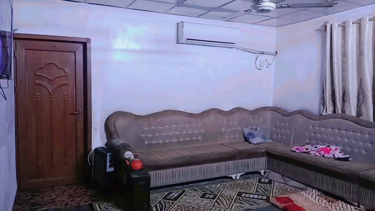السلام عليكم يتوفر بيت طابو ملك صرف للبيع طابقين في كربلاء بين حي العامل وحي الغدير المساحه 200 متر الطابق الثاني بيت معزول يحتوي على غرفتين نوم وصالة واستقبال ومطبخ وصحيات السعر 350 مليون مكان راقي تجاري الاستفسار والمراسله علي الخاص او واتساب ***********
شنو اسم المنطقة/الفرع بالضبط داخل كربلاء؟ وكم يبعد عن الشارع الرئيسي أو أقرب معلم معروف؟: 
كربلاء بين حي العامل وحي الغدير محافظة كربلاء المقدسه بين حي العامل وحي الغدير 
الطابق الأول شنو تفاصيله؟ بيه كم غرفة وصالة ومطبخ وصحيات، وهل البيت كله مستقل لو كل طابق إله مدخل منفصل؟: 
الطابق الثاني بيت معزول يحتوي على غرفتين نوم وصالة واستقبال ومطبخ وصحيات 
هل البيت واجهته على شارع تجاري لو سكني؟ وبي كراج أو مكان لركن السيارة؟: 
واجه اطل علي الشارع العام شارع تجاري تبليط 
الطابو الملك الصرف كامل ومكتمل لو أكو أي ملاحظات/قيود على المستمسكات؟: 
طابو صرف كامل 
السعر 350 مليون نهائي لو بيه مجال للتفاوض؟ وهل البيع مع الأثاث أو بدون؟: 
350 مليون قفل 
