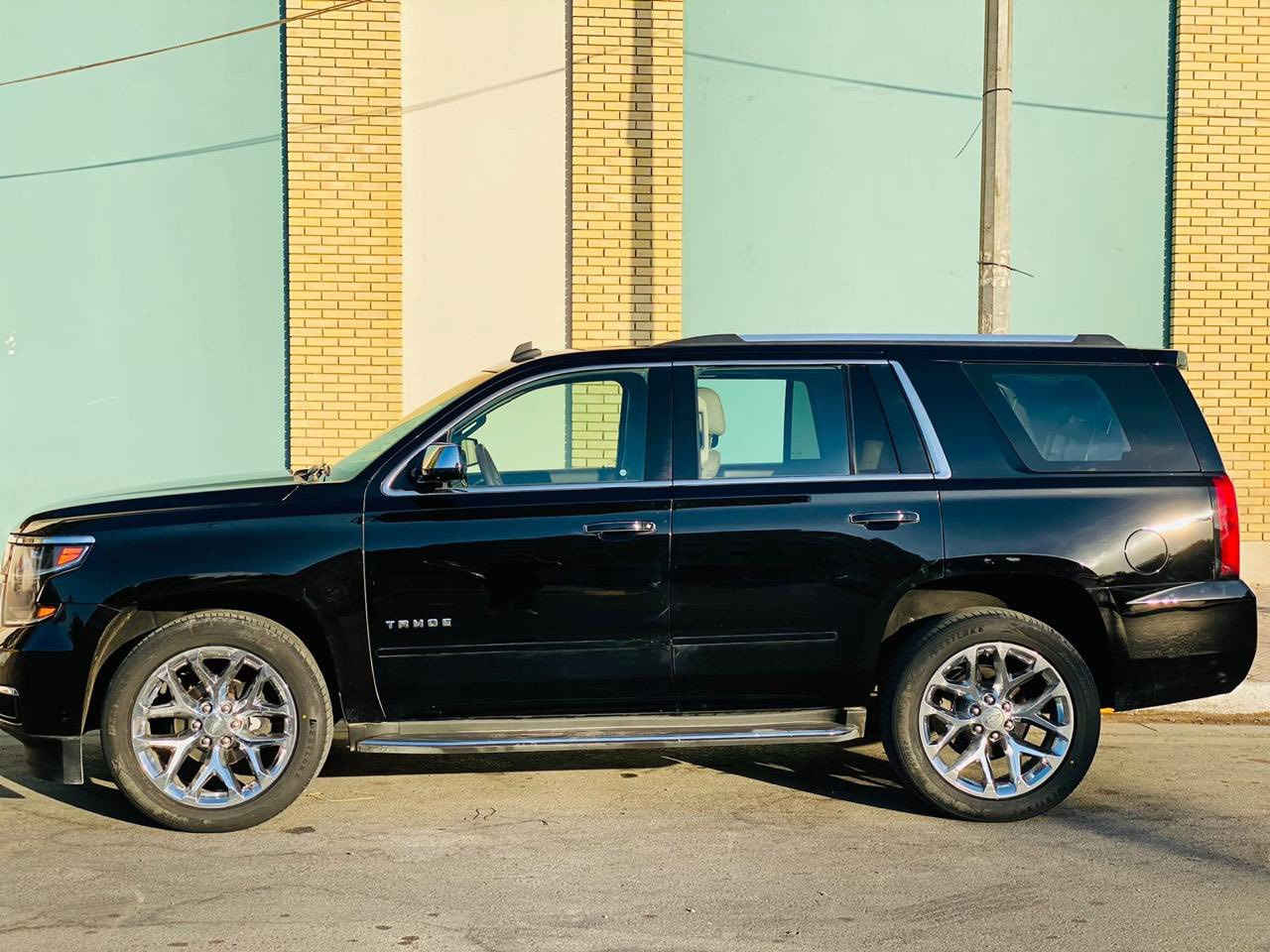 السلام عليكم
تاهو 2020                         PREMIER
السياره داخلة للعراق بدون حادث وبدون ضربه ومكفولة من الغرق
بل عراق صار بيه صبغ جاملغين والبنيد صبغ فقط بدون ايرباك وبدون شواصي 
المواصفات
سلايد
رادار امامي وحساسات امامية
رادار خلفي وحساس خلفي
رادار بل مريء
حساس بلشكن السايق 
خزن ميمور بل كشن
الشكنات كهرباء + المقاعد حار بارد تدفئة تبريد 
النقطه العمياء
شاشة DVD
الكشنات منفصل 7 راكب 
جنطة كهرباء
ويل كروم 22 مع تخم تايرات جديد
تبريد ثلاث قطع
تدفئة بل مقاعد الخلفية
الستيرن تدفئة
تحكمات ستيرن
قاصة
شفتات ستيرن
داخل جلد بيجي
اشاير بل مريء + المري شفط 
تحديد مسار 
مثبت سرعة 
السياره 4WD
داوسة البانزين والبريك كهرباء
تشغيل عن بعد 
بصمة ابواب
نظام ملاحة GPS
بريك تلقائي مانع تصادم
                                                                   8V 5.300          مكينة 
حصان 355
كير اوتماتيك تعليك 
رقم بغداد الجديد وهزه جديدة
بعد بيه هواي مواصفات ومعرفه موصفات البريم 
سعره 345$
ماشية 92mi
مكان السيارة بغداد حي القاهرة
للأتصال ***********
