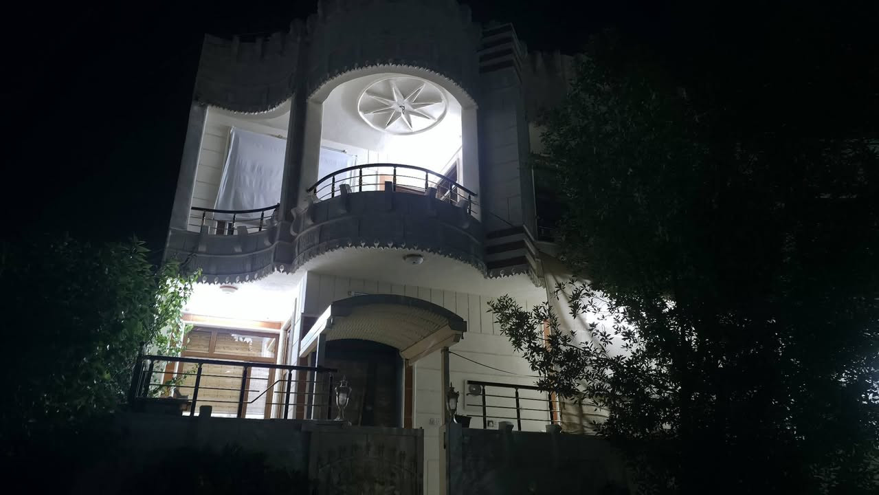 🏠خانو دووقات ژێرخان بۆفرۆشتن
📏ڕوبەر:100مەتر 10×10
📌کەلار/شەهیدان نزیک پەروەردەی گەرمیان
🔸شوێنێک نڵیابی هەیە
🔸تاپۆیە
🔸پێشی باخچەیە
🔸خانویەک پاک وجوانە فوول کاشیە
🔸قاتی یەکەم مەغربیە
🔸قاتی خوارەوەی پێک هاتوە لە ژووری مێوان و هۆڵ و مەتبەخ
🔸قاتی سەرەوەی سێ ژوور نوستن و مشتەمەلات
🔻بۆزانینی نرخ زانیاری زیاتر پەیوەندی بکەن بە عقارات شێروانە
☎️📞 ***********زانیار

