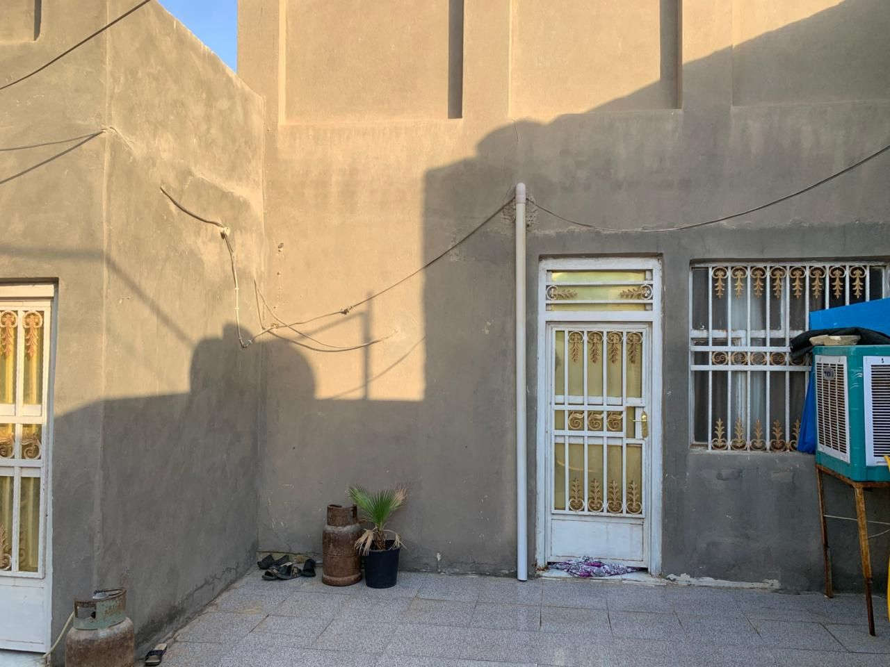 دار للبيع المساحه 200 متر يحتوي على 3 غرف نوم وصاله وستقبال ومطبخ وصحياة وحمام العنوان حي الوحده خلف مجمع القمه مرجعة مكتب الكعبي للعقار *********** وتساب اتصال
