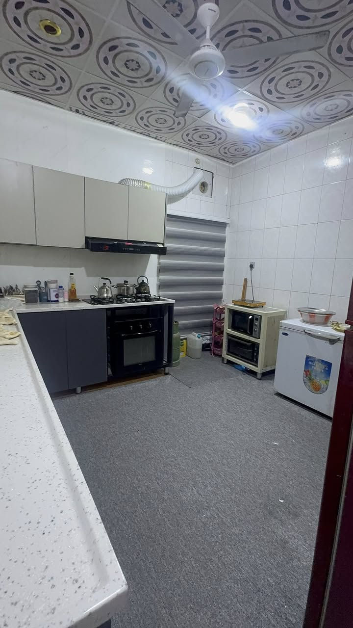 بيت للبيع في حي المهندسين  بالمربع الذهبي مساحه 160م واجه8 طابقين بناء طابق الارضي طابوق الطابق الثاني فرمستون يحتوي طابق الارضي على غرفه صاله مطبخ صحيات كراج طابق الثاني تحتوي على غرفتين صاله صحيات سعر اللبيع(((190مليون ))) للتواصل على رقم***********
