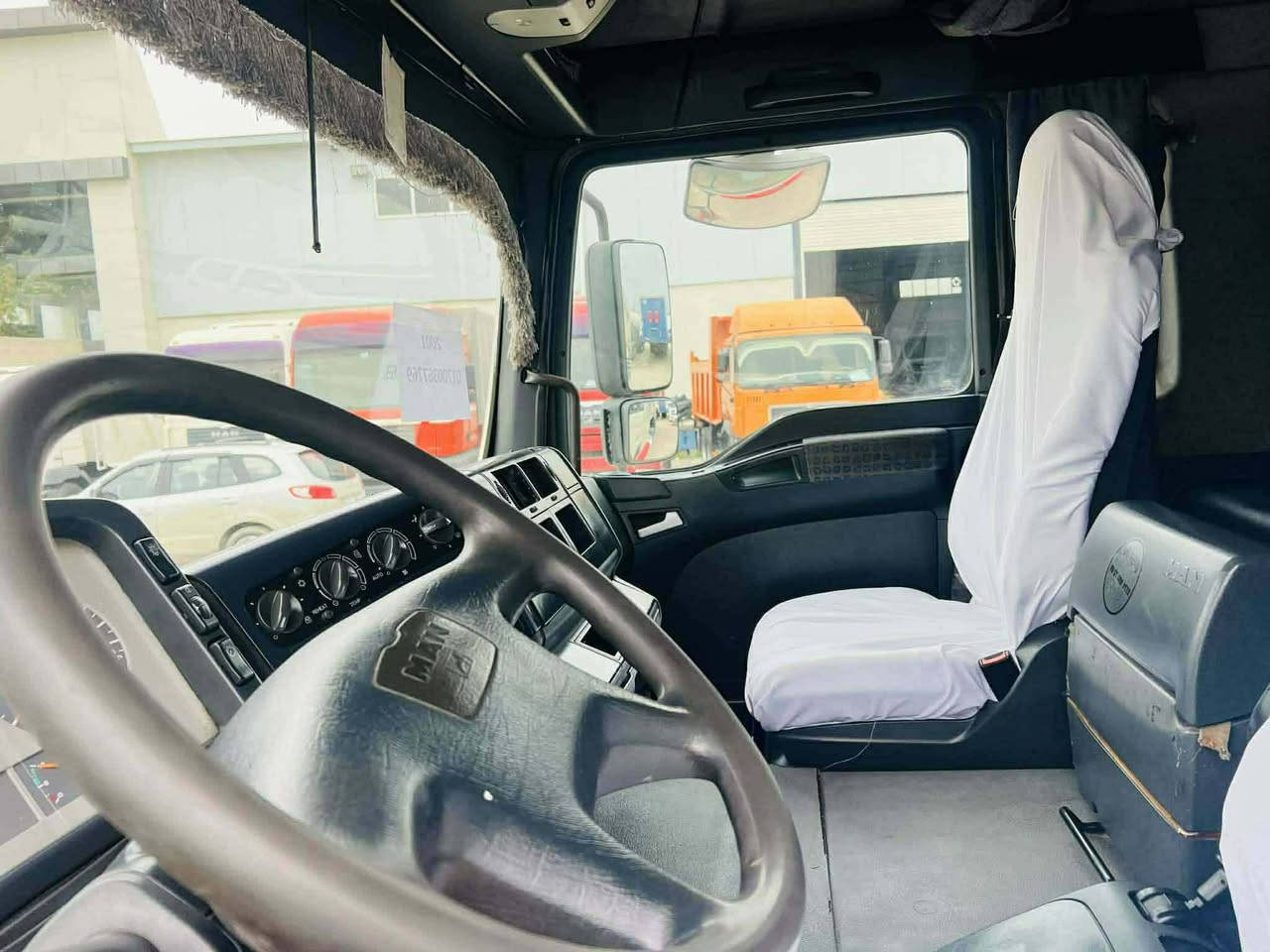 السلام عليكم ورحمة الله وبركاتة 
مان 2002 تيكة للبيع راس و عربانة 
حجم المكينة 410 كير اوتوماتيك 
رقم سنوية وبراد وهزه كله جديد
مربوط عربانه (3) دناكير تخم تاير 
السيارة اي نقص مابيها جاهزة للعمل 
سعرها 225 ورقه دفترين وخمس عشرين ورقه 
وبي مجال للشراي 
رقم الهاتف : ***********
