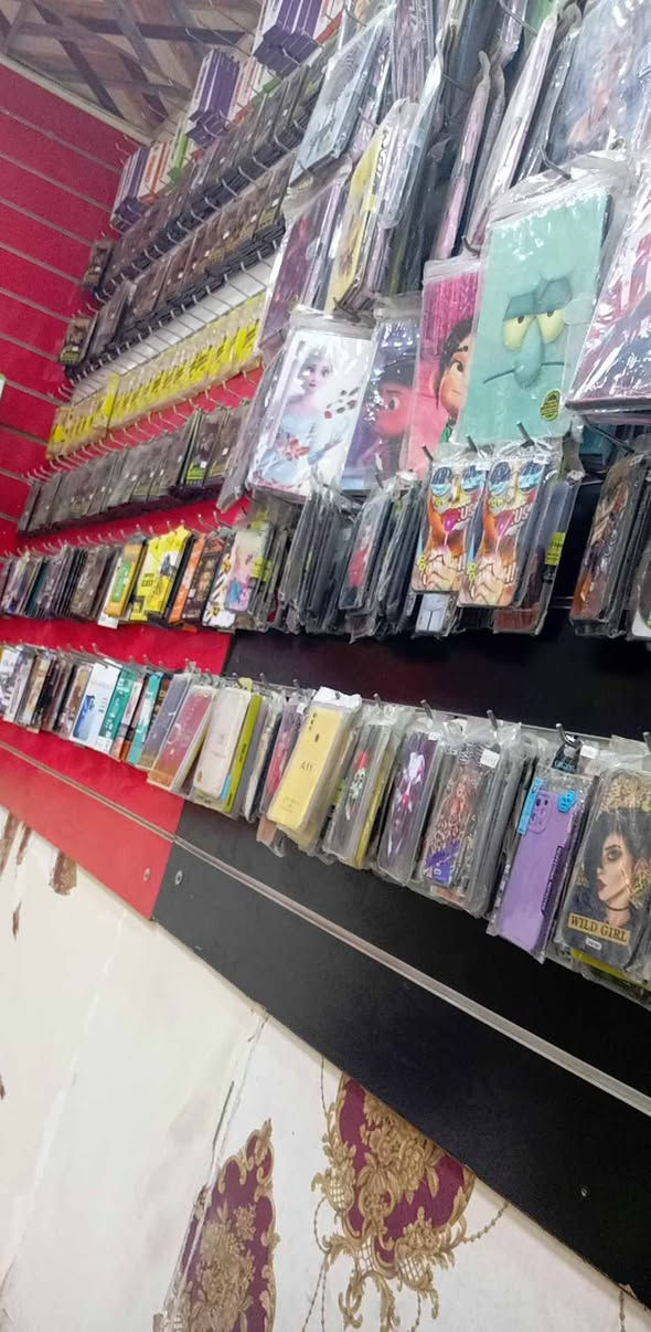 سلام عليكم عندي فاترينات لون أحمر تعليك ٥ قطع وعندي فاترينه جام وعندي ميز صيانه وعندي قالعه شاشه وهدكان وغراض صيانه وهوكات ٣٥٠ قطعه كله الاغراض جديد ميه بلميه تجي شوفهن بعينك جان عندي محل وعزلته وابيعهن بيش مجان مستعجل على بيعتهن مكاني بغداد *********** وعندي تخم سعره ٢٥٠ جديد
