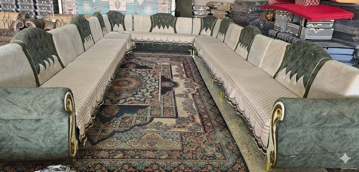 تخم ديوان تسكام ١٥ متر ٢٤ نفر عدا الزوايا مستعمل نضيف جدا مقعد بلوك اسود والخشب جام روسي مع تلبيسه قماش درجه اولى مثل ما واضح بالصوره سعره ٥٥٠ الف 
العنوان نجف حي الرحمه شارع٢٠ مجمع العائله او مجمع ابو محمد مقابل مكتب ابو رعد الدلال ***********وات ساب
