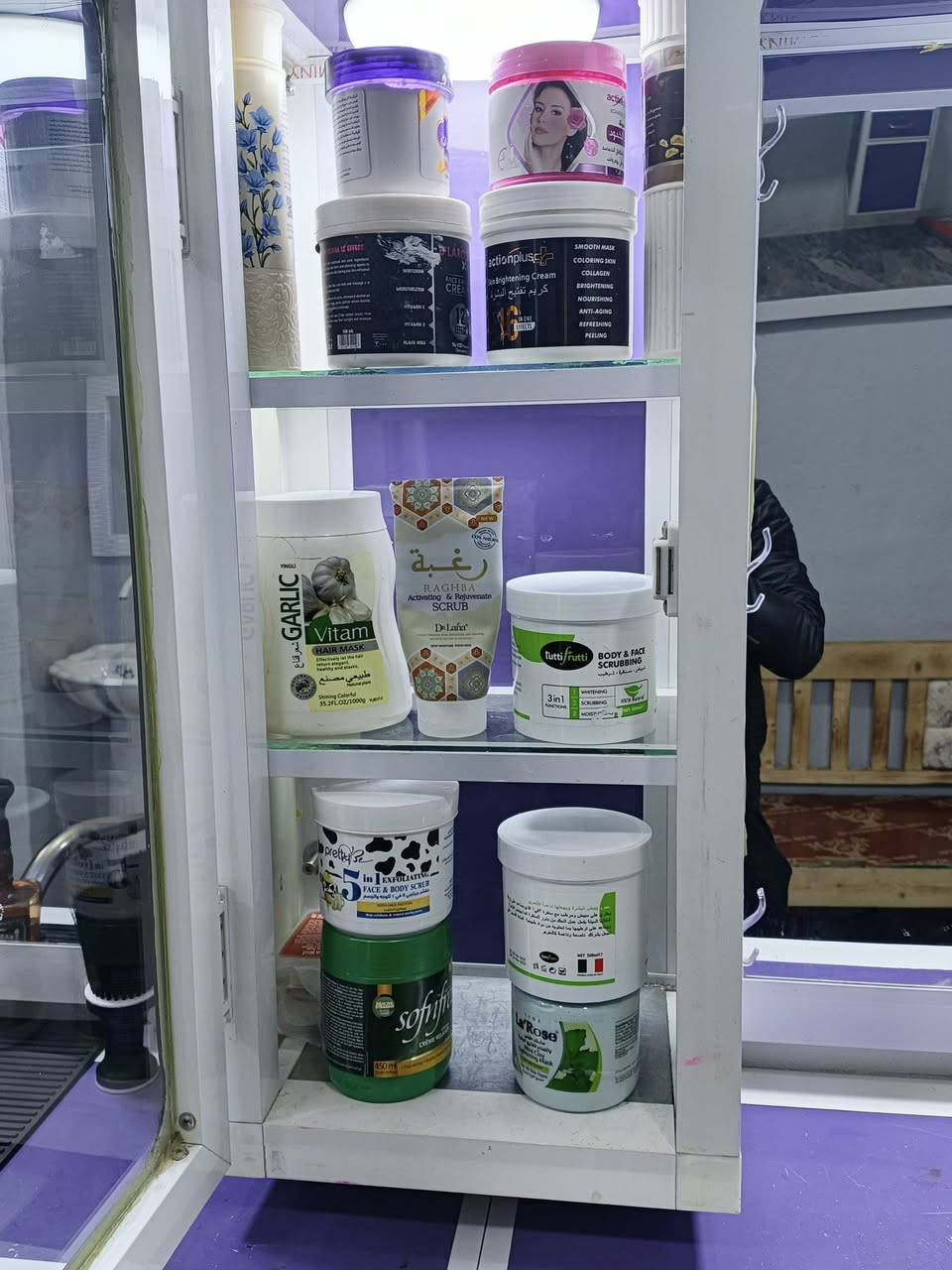 محل كامل للبيع تحول وتفتح ما يعوزك ولا غرض مرايتين +كرسي واحد +قنفه +جامخانه ويا +تانكي مي +مبرده+جهاز بخار +جهاز شمع+مغسل محل متكامل شرط حته خيط متشتري الاستفسار واتساب تريد تخابر . ***********
