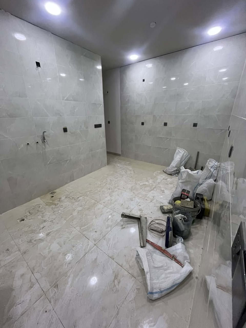 المنصور الداوودي للإيجار شقة طابق ثاني 
زيرو - زيرو 
(غرفتين نوم - صالة - مطبخ - خدمات ٢ )
مساحة ١٢٠ متر
يوجد مكان للسيارة 
يوجد تصوير واتساب  
للاستفسار اكثر اتصال + واتساب :
***********
