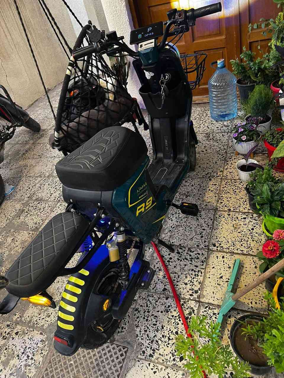 R9 موديل 2024 نظيفة استخدام ست اشهر خمس بطاريات تگدر تضيف بطارية سادسة السعر ٣٠٠  بصمة وسويج وبيها مجال للتواصل ولأستفسار على هذا الرقم واتساب***********

